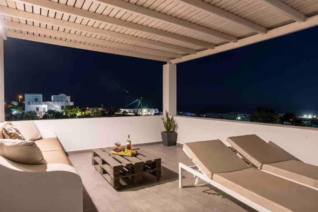 In The Heart Of Fira & Free Pool - Nychteri Suite エクステリア 写真