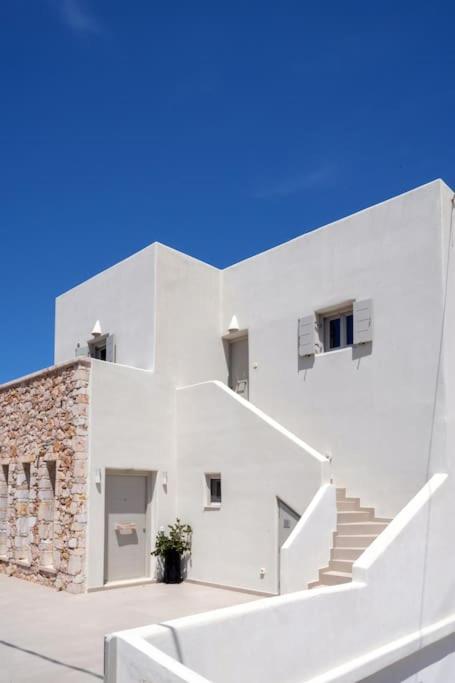 In The Heart Of Fira & Free Pool - Nychteri Suite エクステリア 写真