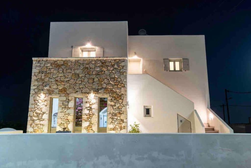In The Heart Of Fira & Free Pool - Nychteri Suite エクステリア 写真