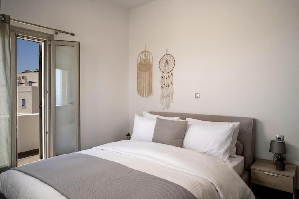 In The Heart Of Fira & Free Pool - Nychteri Suite エクステリア 写真