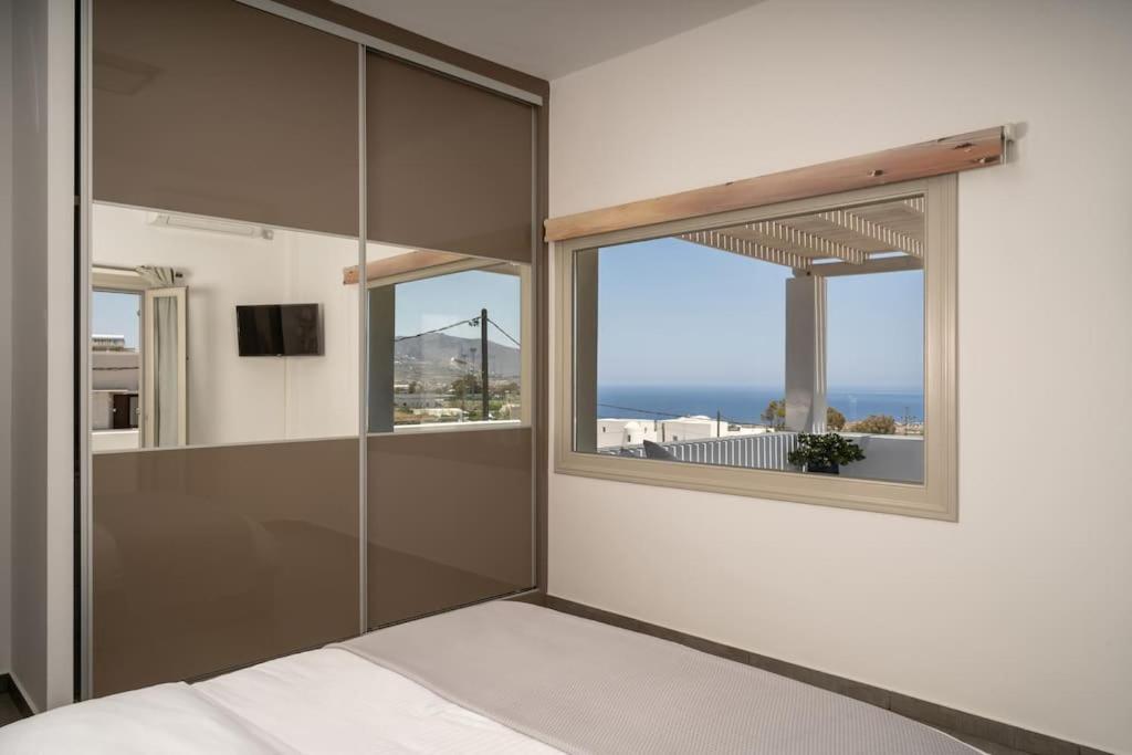 In The Heart Of Fira & Free Pool - Nychteri Suite エクステリア 写真