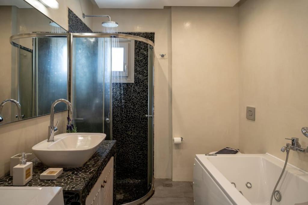 In The Heart Of Fira & Free Pool - Nychteri Suite エクステリア 写真