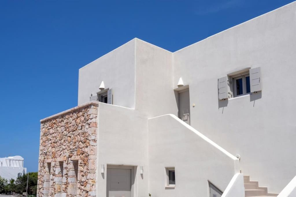 In The Heart Of Fira & Free Pool - Nychteri Suite エクステリア 写真