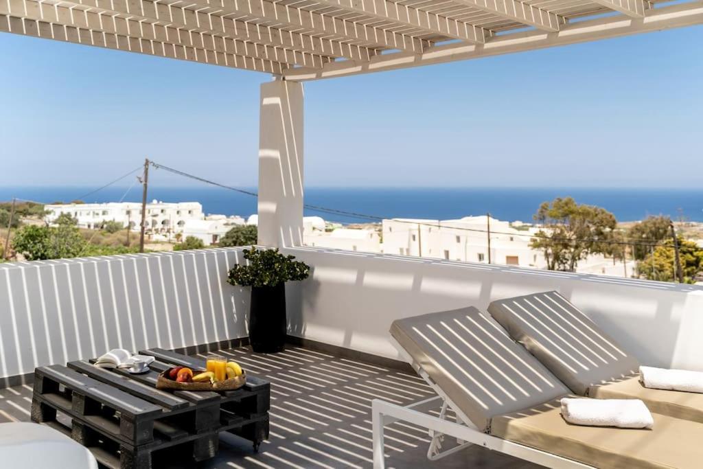 In The Heart Of Fira & Free Pool - Nychteri Suite エクステリア 写真