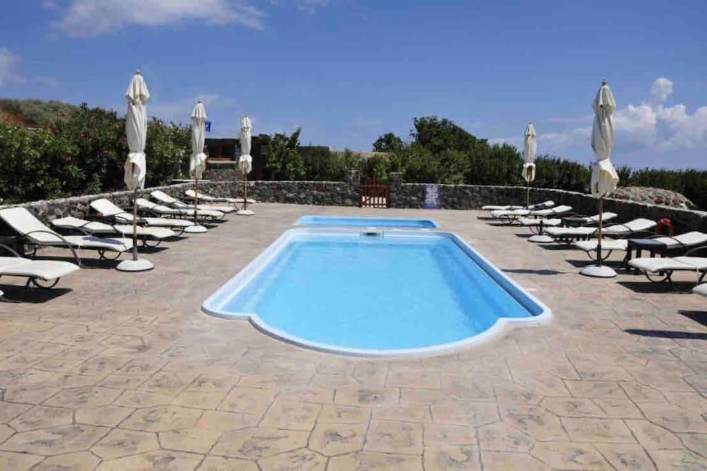 In The Heart Of Fira & Free Pool - Nychteri Suite エクステリア 写真