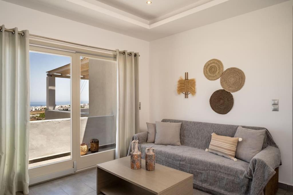 In The Heart Of Fira & Free Pool - Nychteri Suite エクステリア 写真