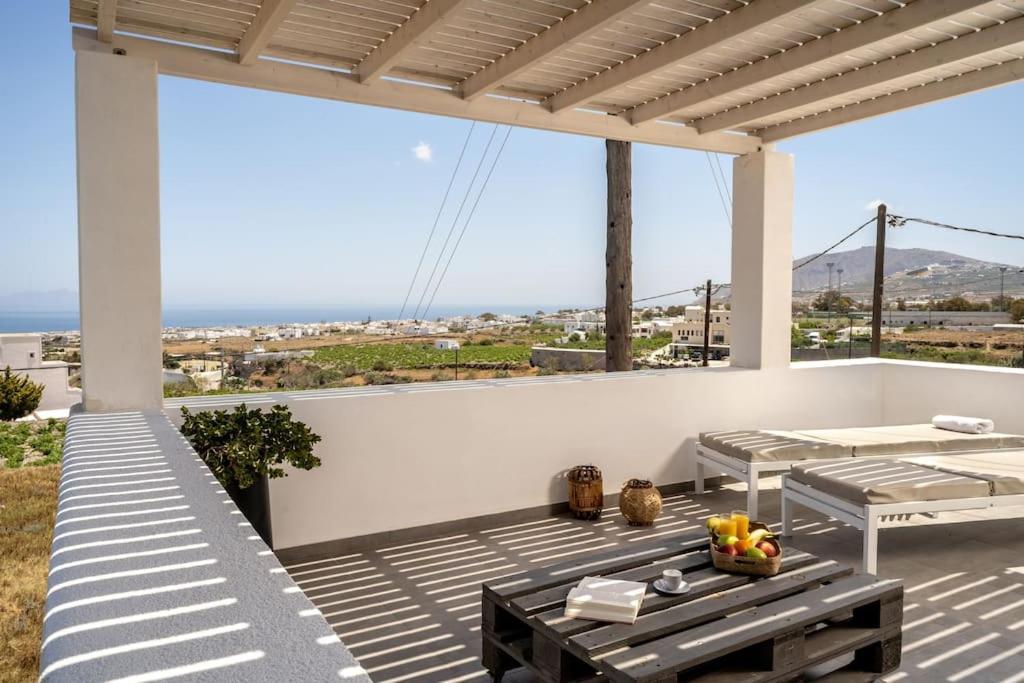In The Heart Of Fira & Free Pool - Nychteri Suite エクステリア 写真