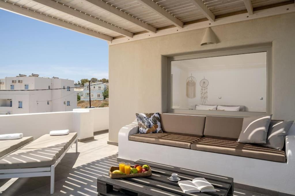 In The Heart Of Fira & Free Pool - Nychteri Suite エクステリア 写真