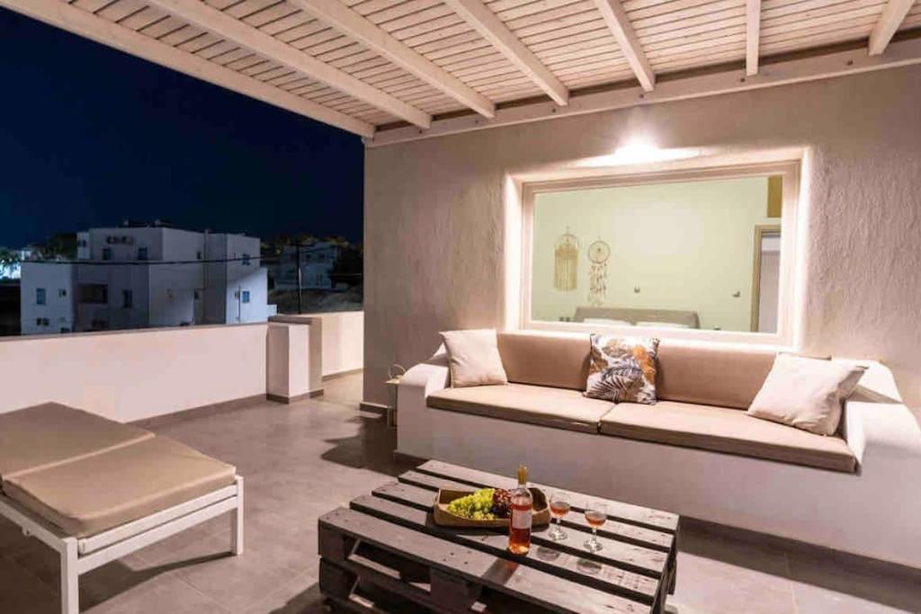 In The Heart Of Fira & Free Pool - Nychteri Suite エクステリア 写真