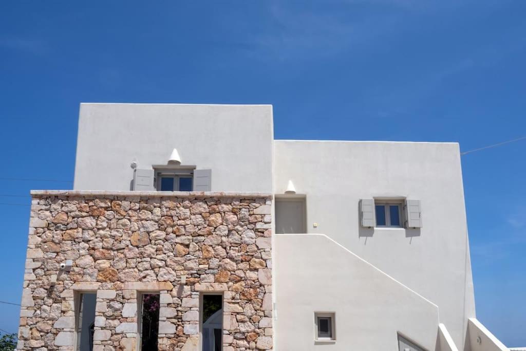 In The Heart Of Fira & Free Pool - Nychteri Suite エクステリア 写真